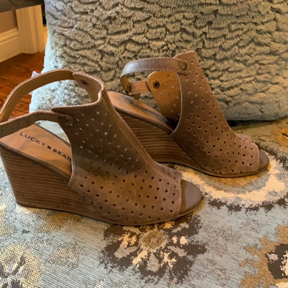 Cute Lucky Brand Leather Wedge Sandals!